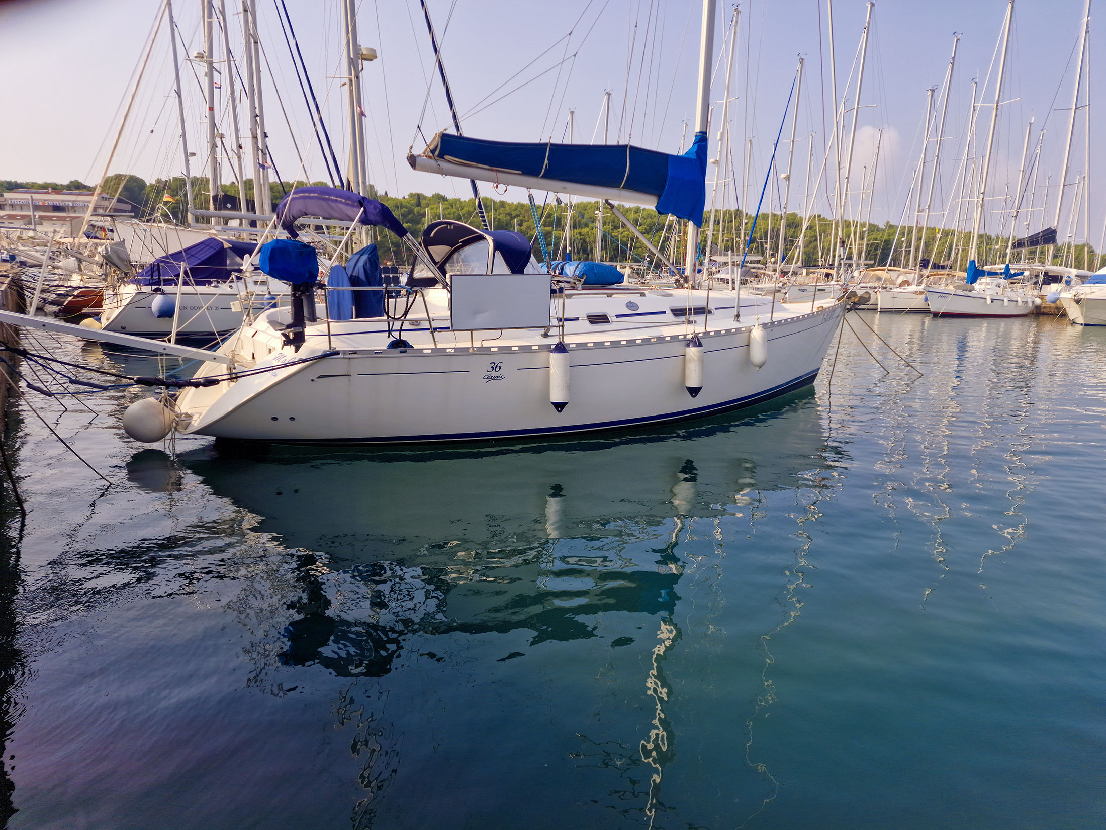 Dufour 36 Classic als gebrauchte Segelyacht im Hafen von San Giorgio di Nogaro