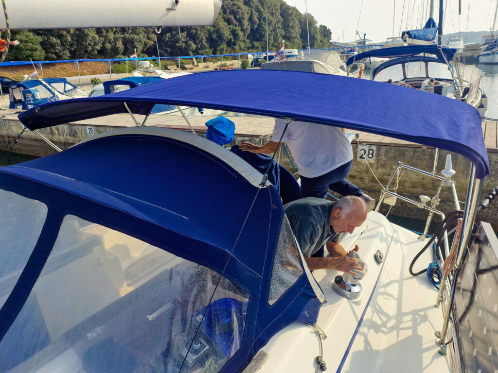 Bimini und geschütztes Cockpit der Dufour 36 Classic