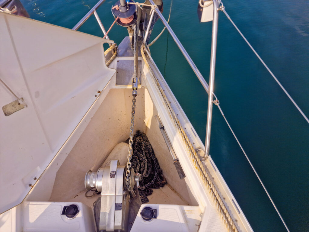 Bugbereich und elektrische Ankerwinde der Dufour 36 Classic