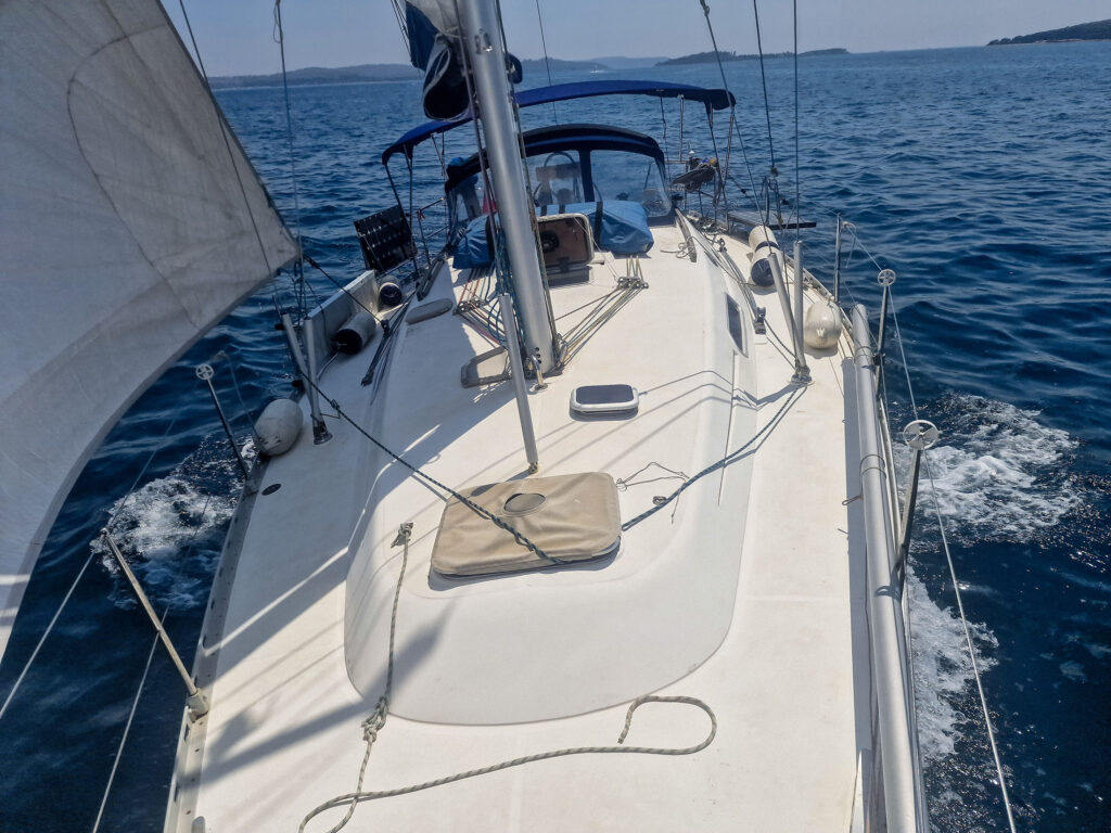 Deck der Dufour 36 Classic während des Segelns