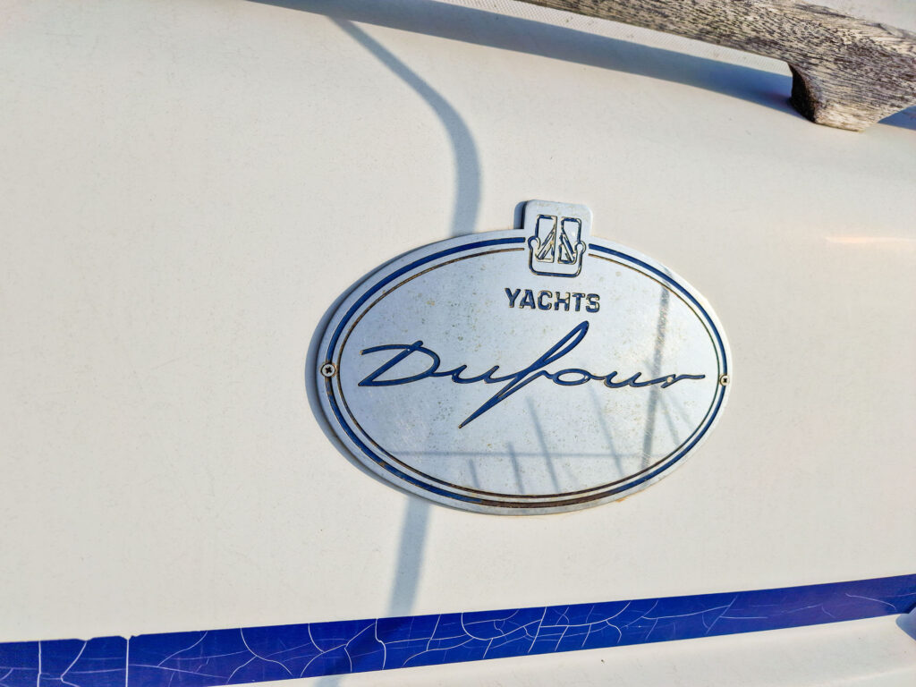 Silberne Dufour-Yachts-Markenplakette an der Dufour 36 Classic