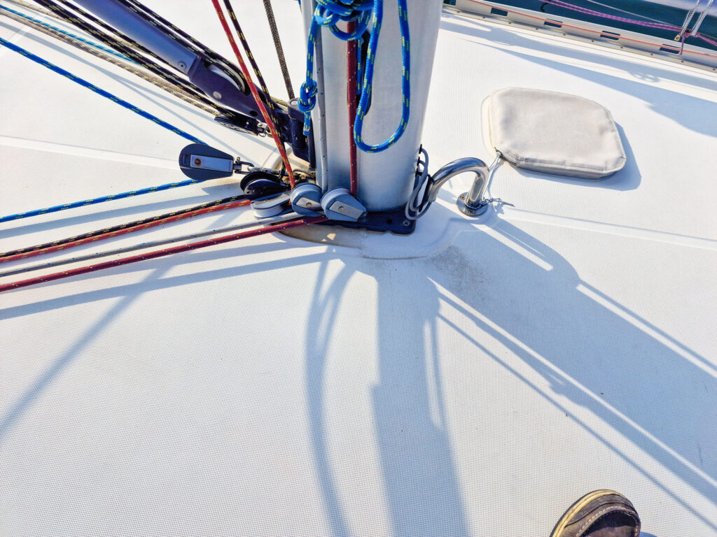 Mastfuß und laufendes Gut der Dufour 36 Classic