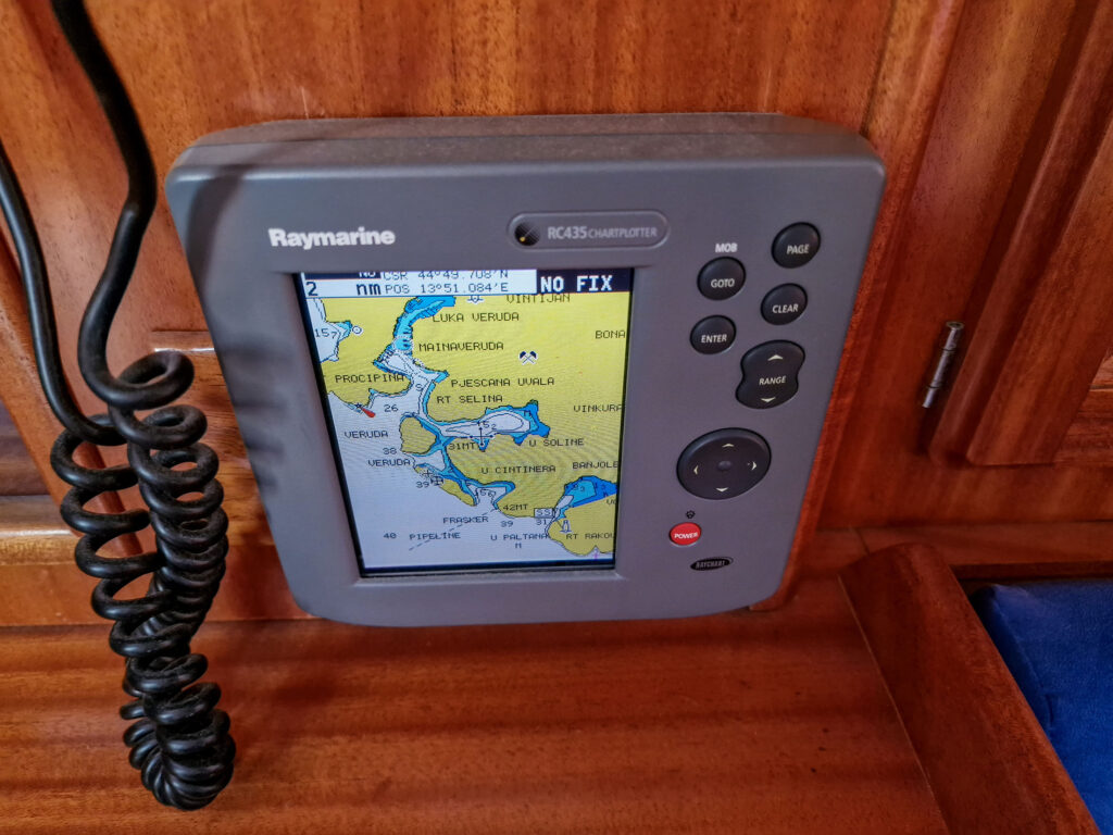 Raymarine-Plotter am Navigationsplatz der Dufour 36 Classic