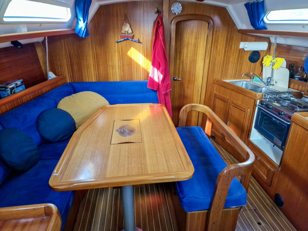 Heller Salon der Dufour 36 Classic mit Sitzgruppe und Pantry