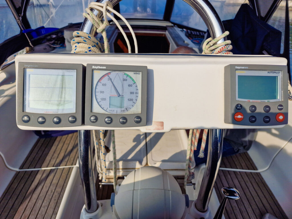 Steuerstand der Dufour 36 Classic mit Navigationsinstrumenten