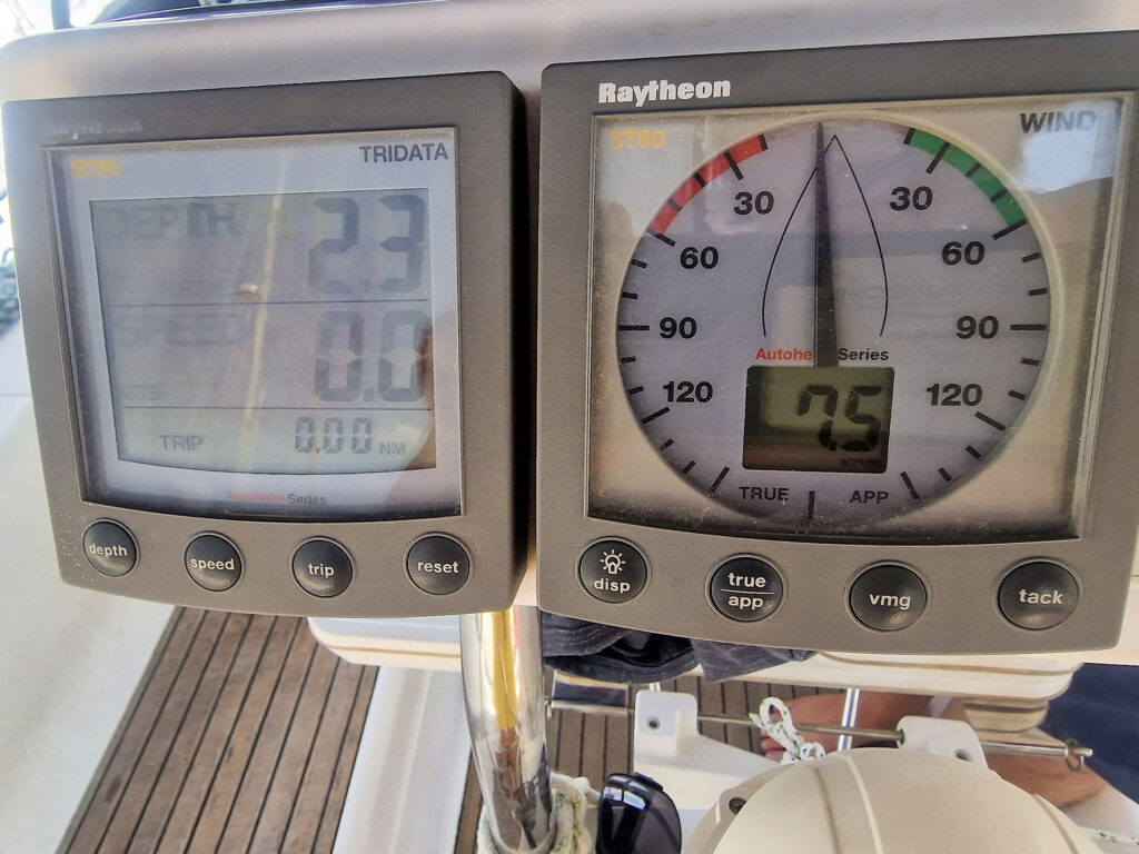 Raymarine-Tridata und Windanzeige am Steuerstand der Dufour 36 Classic