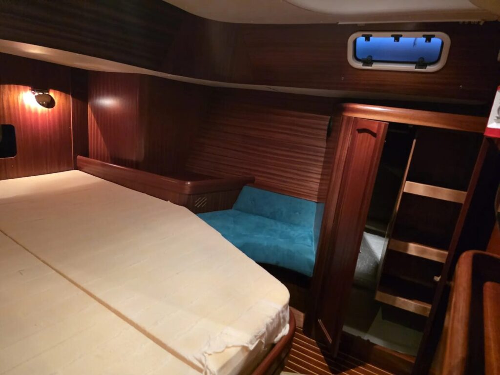 SUNBEAM 39 – großzügige Achterkabine mit freistehendem Inselbett