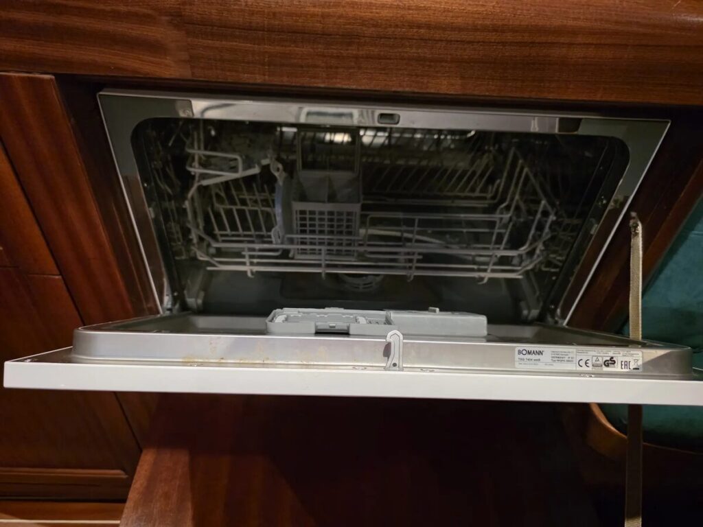SUNBEAM 39 – integrierter Geschirrspüler in der Pantry