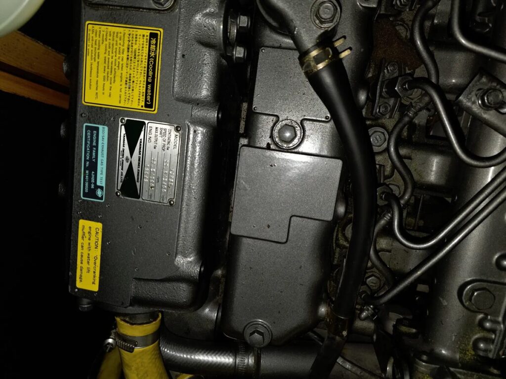 SUNBEAM 39 – Typenschild des Yanmar 4JH2E Dieselmotors
