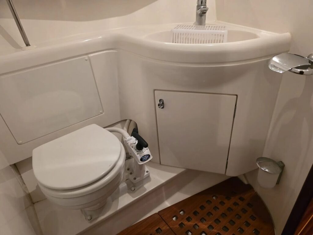 SUNBEAM 39 – separate Nasszelle mit WC und Waschbecken