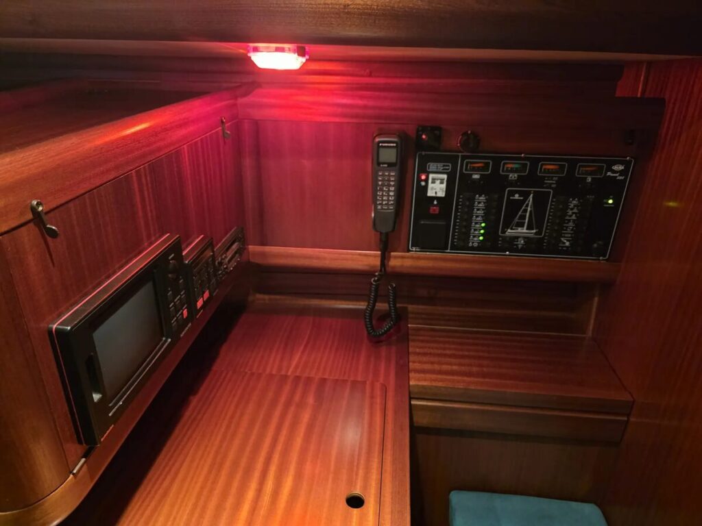 SUNBEAM 39 – großer Navigationsplatz mit Kartenfach