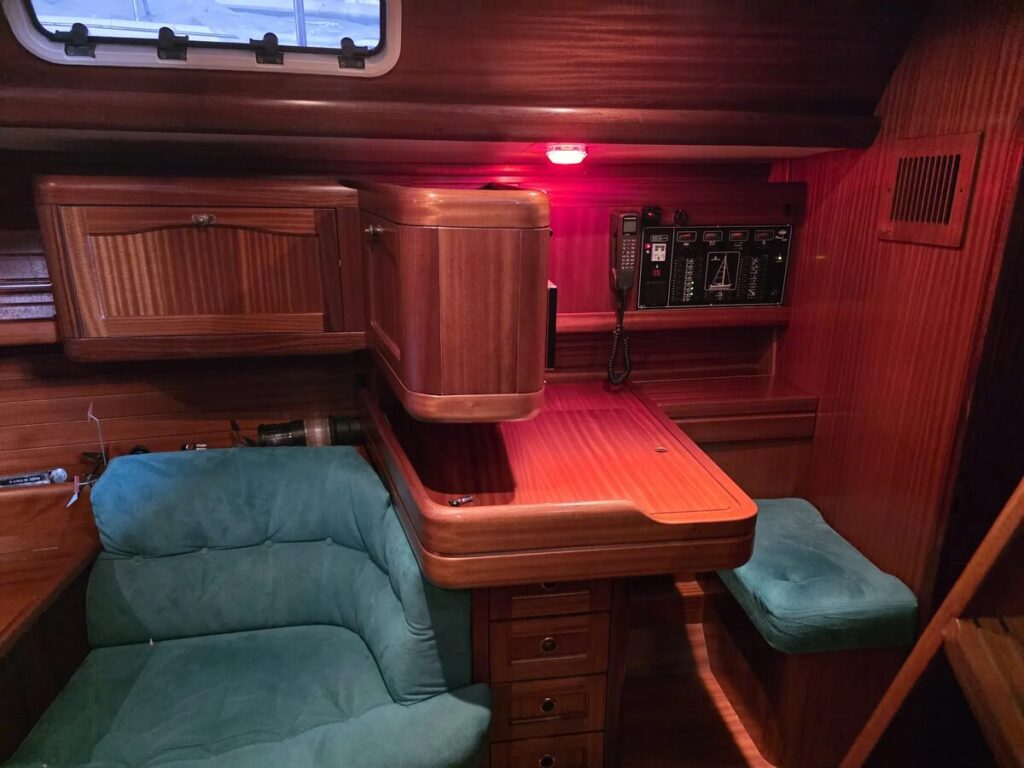 SUNBEAM 39 – Salon mit L-Sitzbank und Clubsessel