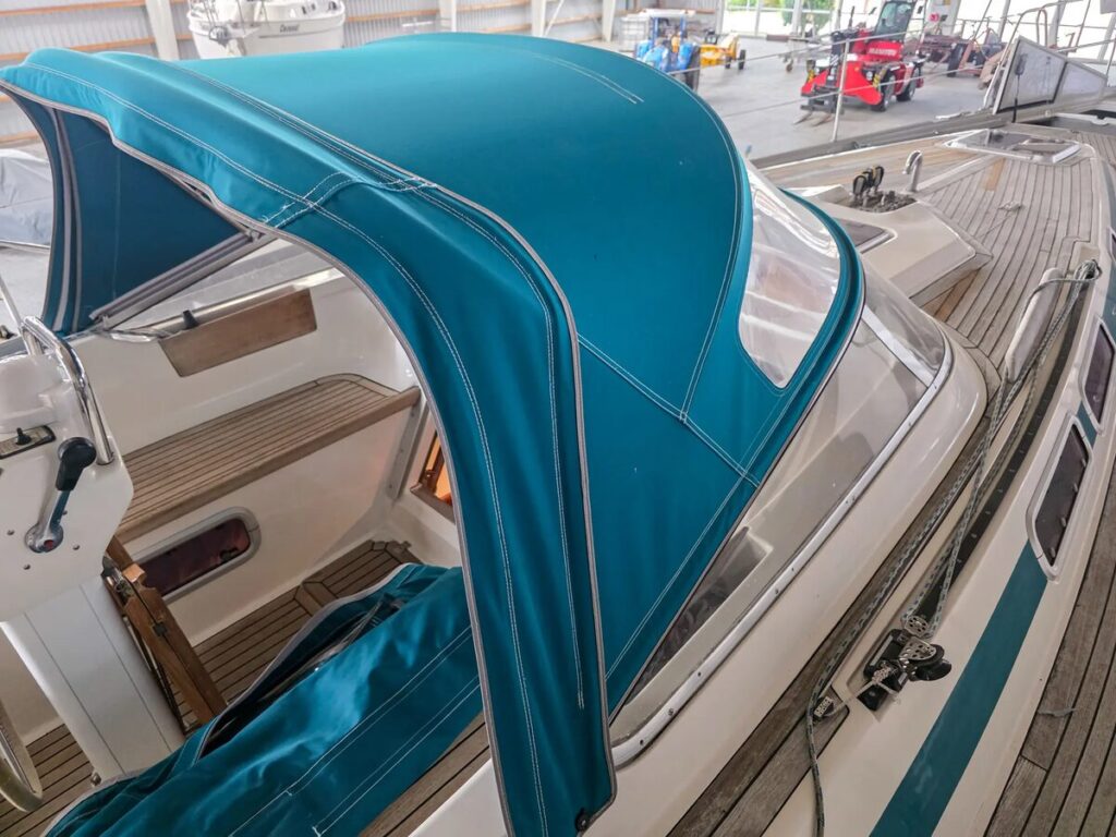 SUNBEAM 39 – geschütztes Mittelcockpit mit Sprayhood und Kuchenbude
