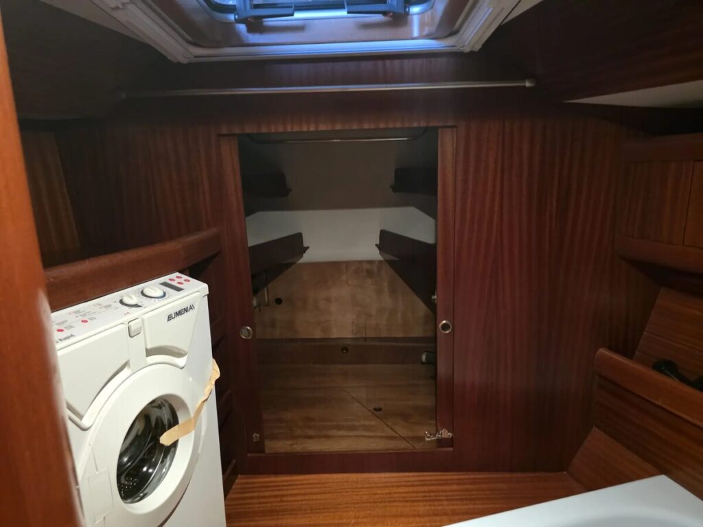 SUNBEAM 39 – Waschmaschine im Vorschiffsbereich