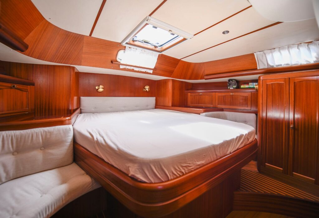 Achterkabine der SUNBEAM 42 DS mit Inselbett