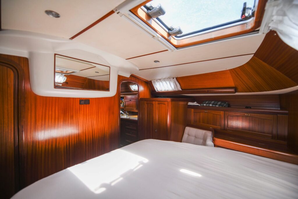 Achterkabine der SUNBEAM 42 DS mit Schränken und Stauraum