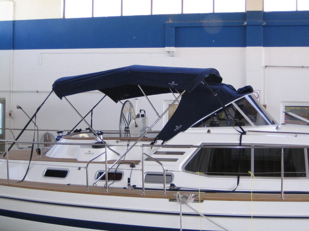 SUNBEAM 42 DS Seitenansicht mit Bimini und Sprayhood