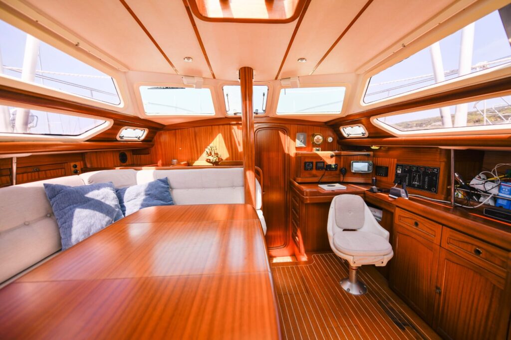 Heller Decksalon der SUNBEAM 42 DS mit Rundumsicht