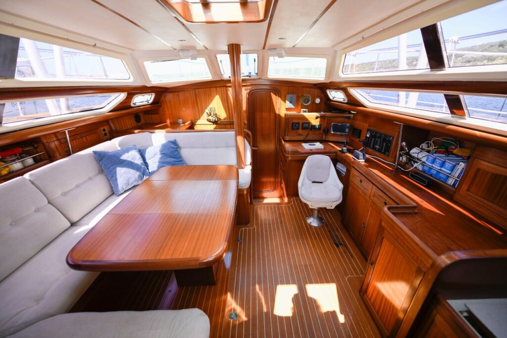 Navigationsplatz im Decksalon der SUNBEAM 42 DS
