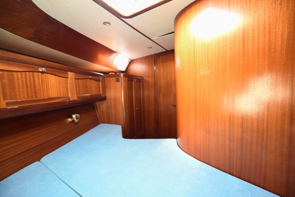 Vorschiffskabine der SUNBEAM 42 DS mit Schränken