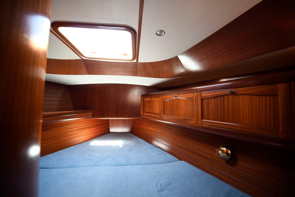 Vorschiffskabine der SUNBEAM 42 DS mit V-Koje